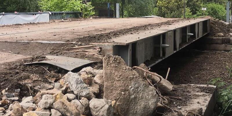 Most nad mostem dla wsparcia pojazdów budowy