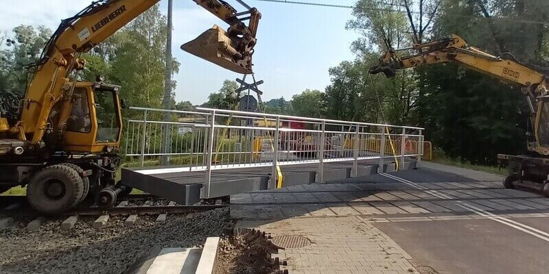 Kładka JFB jako wejście na peron przystanku kolejowego