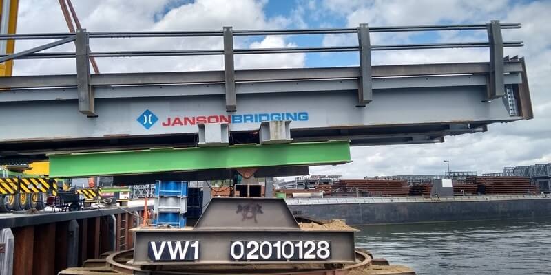 Dump bridge on pontoon